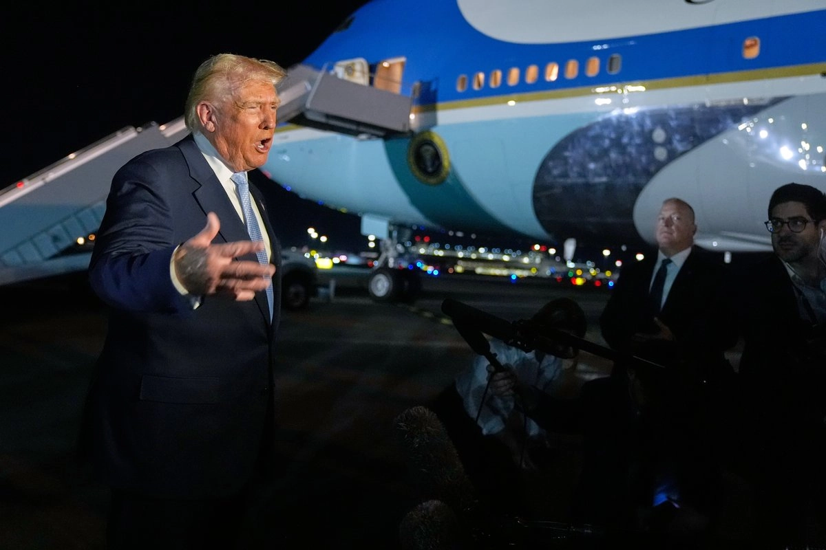 El presidente Donald Trump habló con la prensa antes de abordar el Air Force One en el Aeropuerto Internacional de Palm Beach en West Palm Beach, Florida, de regreso a la Casa Blanca, el domingo 16 de noviembre de 2025. 