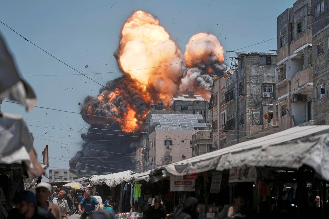 Una densa humareda y llamas surgen de un ataque aéreo israelí en la ciudad de Gaza, el 1 de julio de 2025.