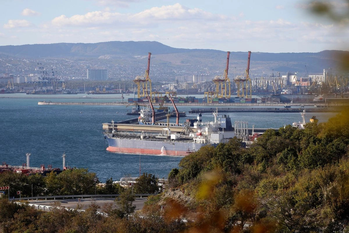 Un petrolero está amarrado en el complejo Sheskharis, parte de Chernomortransneft JSC, subsidiaria de Transneft PJSC, en Novorossiysk, Rusia, el 11 de octubre de 2022. Esta es una de las mayores instalaciones de petróleo y productos derivados del petróleo en el sur de Rusia. Foto