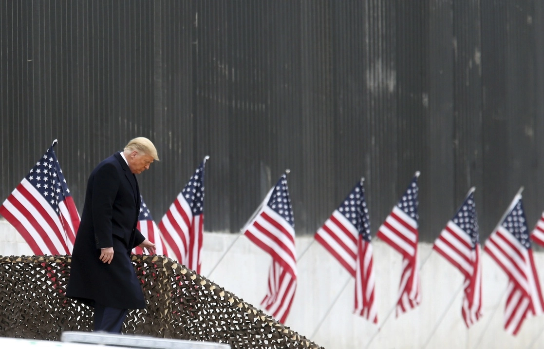 En Texas, el presidente Donald Trump dirigió un mensaje en el muro fronterizo con México y celebró su política antimigrantes. Foto Ap