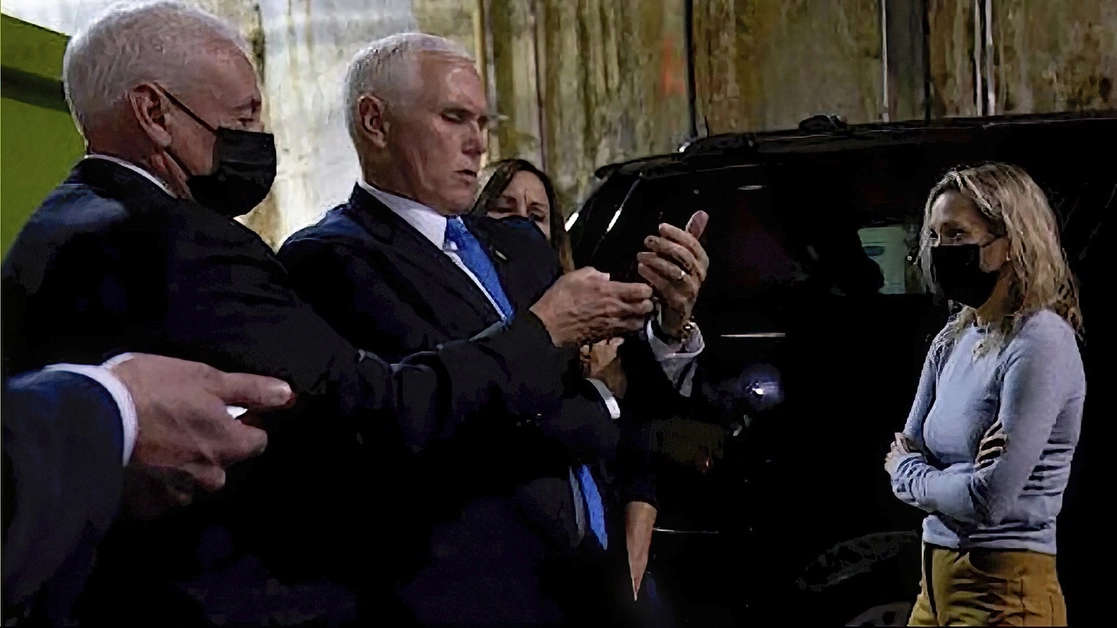 El ex vicepresidente Mike Pence es resguardado durante el asalto al Capitolio, ocurrido el seis de enero de 2020. Foto Comité Selecto vía Ap