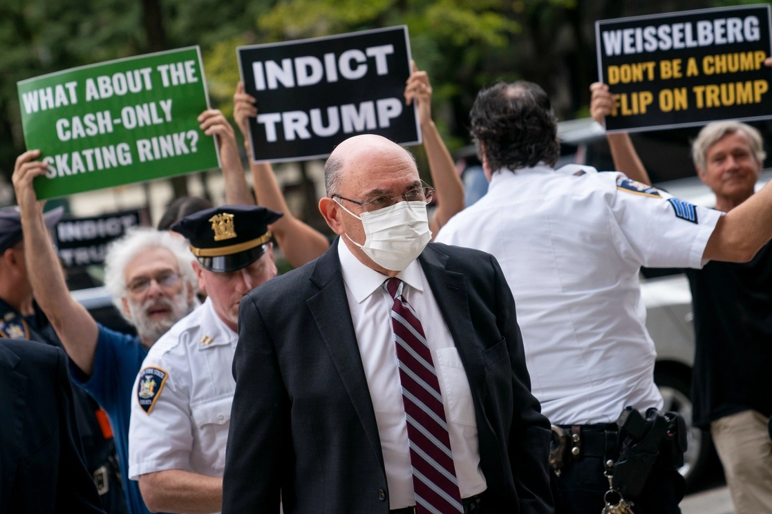  El ex director financiero de la Organización Trump, Allen Weisselberg, al llegar ayer a la corte donde le notificaron el comienzo del juicio contra una empresa del magnate. Foto Ap