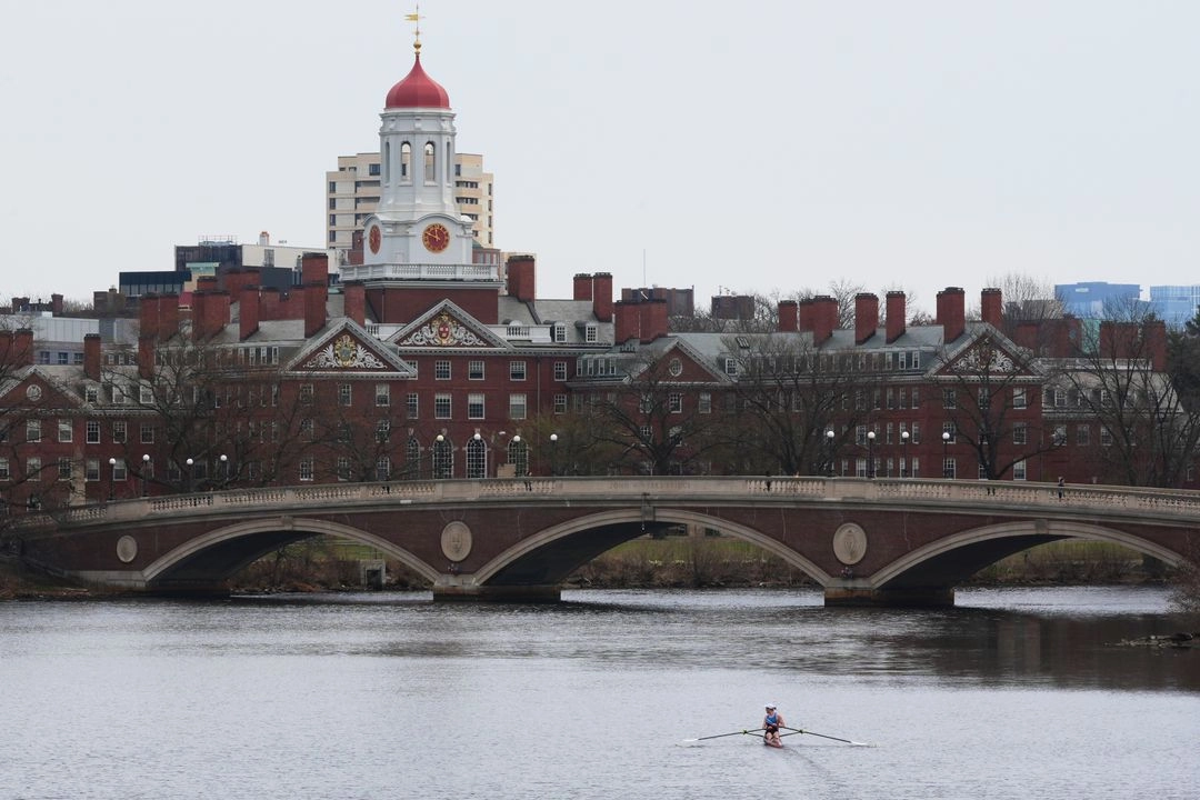 Una persona rema en el río Charles cerca de la Universidad de Harvard, el 15 de abril de 2025, en Cambridge, Massachusetts. Foto 