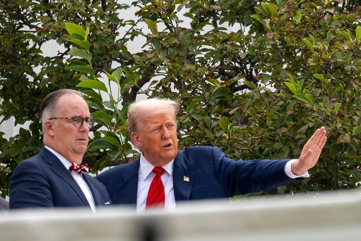 El presidente Donald Trump, con el arquitecto James McCrery (izquierda), observa el terreno desde la azotea sobre la columnata que da al Ala Oeste de la Casa Blanca, el 5 de agosto de 2025, en Washington. 
