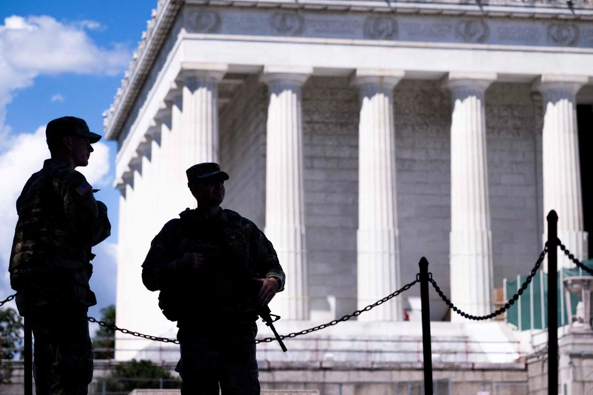 "Si alguien mata a alguien en la capital, Washington DC, vamos a buscar la pena de muerte. Y es una medida preventiva muy fuerte y todos los que lo han escuchado están de acuerdo", dijo Trump. En la imagen, agentes patrullan el National Mall, el 26 de agosto de 2025. Foto 
