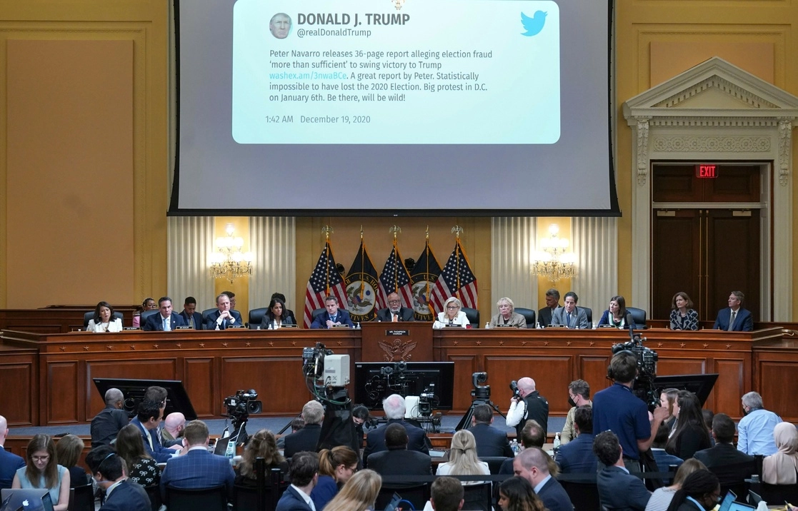 Un tuit del ex presidente Donald Trump es mostrado durante las audiencias del Comité Selecto del Senado que investiga el asalto al Capitolio del 6 de enero de 2021. Foto Ap.