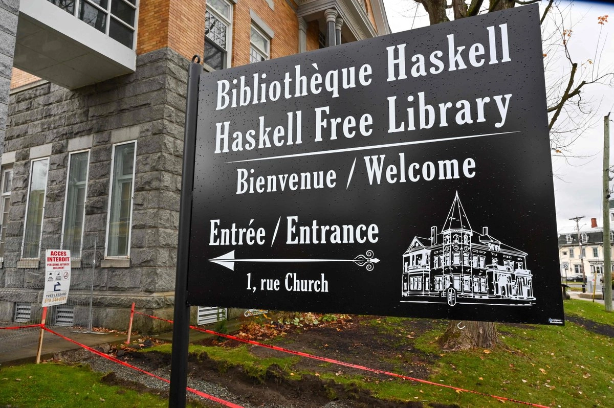 Un letrero indica la nueva entrada en construcción en el lado canadiense de la Biblioteca Haskell transfronteriza en Stanstead, Quebec, Canadá, el 26 de octubre de 2025.