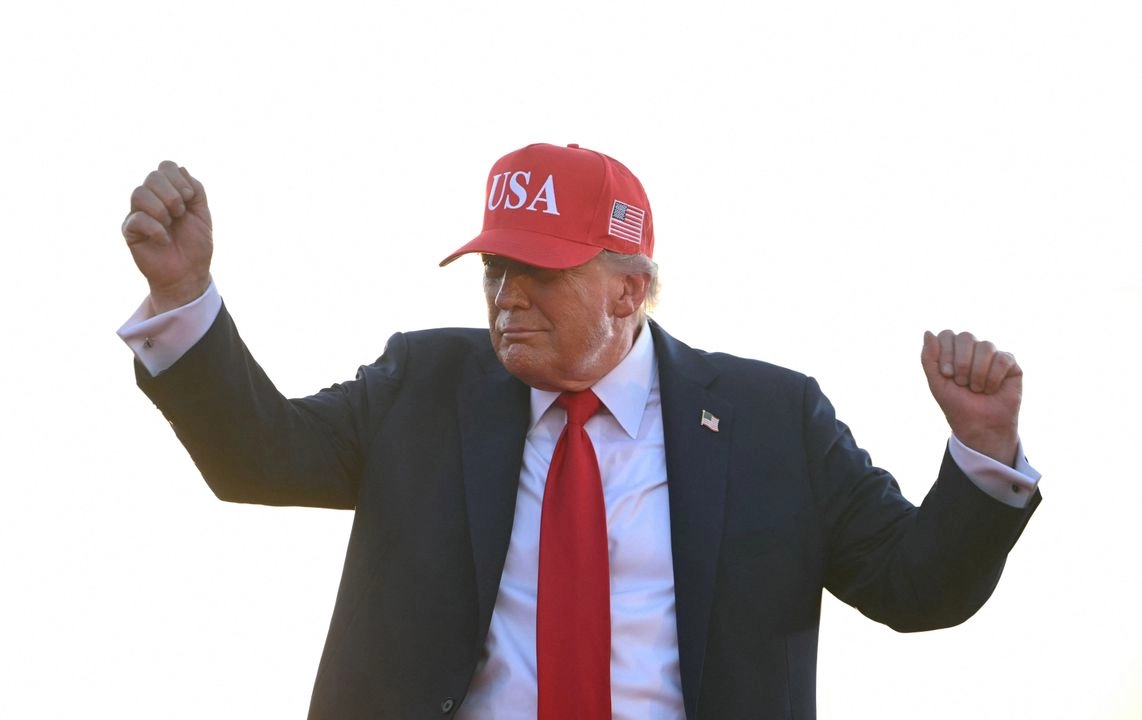 El presidente de EU baila durante la inauguró las celebraciones del 250º aniversario de EU en Des Moines, Iowa. Foto 