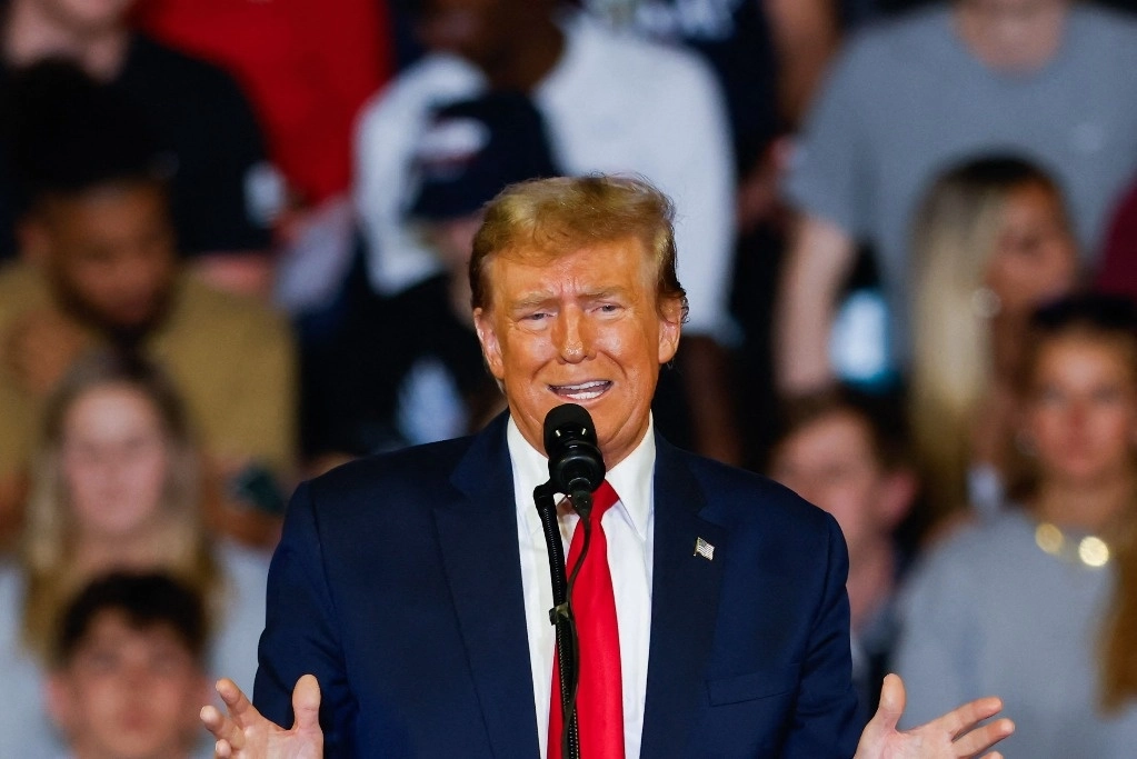 El expresidente de Estados Unidos y aspirante a la presidencia de 2024, Donald Trump, habla en un mitin "Get Out the Vote" en Conway, Carolina del Sur, 10 febrero2024. Foto Afp.