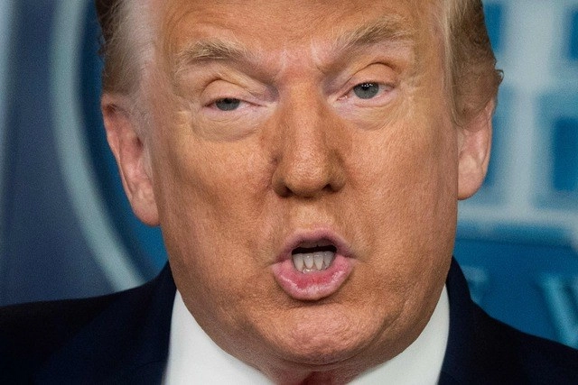"El anuncio de hoy muestra que nuestra economía está volviendo a rugir", dijo Trump. Afirmó que en algunas áreas del país todavía se están apagando "las llamas" provocadas por el coronavirus. Foto Afp