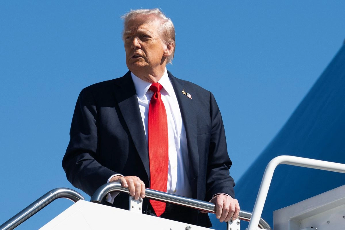 El presidente Donald Trump aborda el Air Force One antes de despegar de la Base Conjunta Andrews en Maryland, para la conmemoración del 250 aniversario de la Armada de EU, el 5 de octubre de 2025. Foto