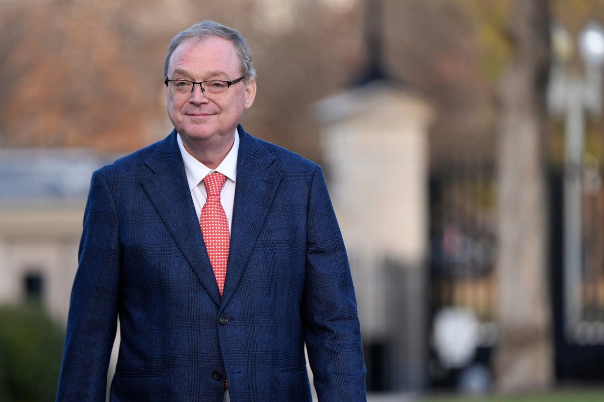 El director del Consejo Económico Nacional, Kevin Hassett, camina hacia el Ala Oeste de la Casa Blanca tras una entrevista con Fox News, el jueves 4 de diciembre de 2025, en Washington. Foto