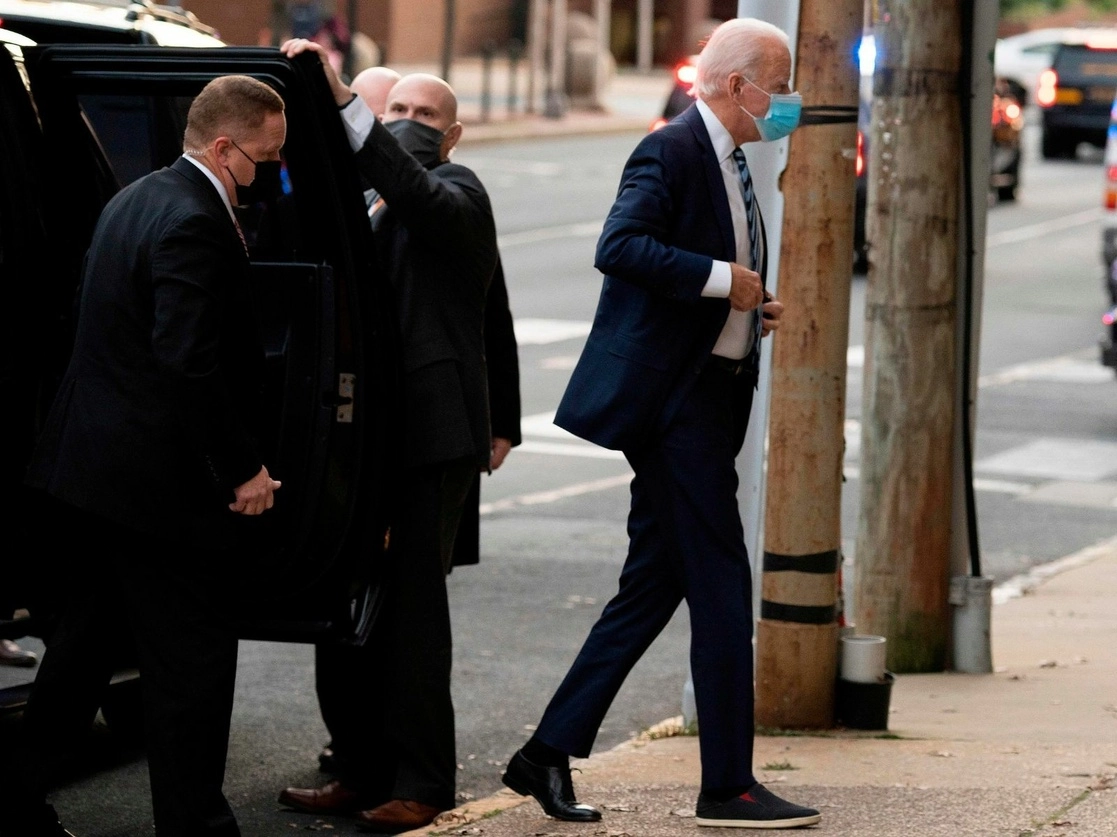 El presidente electo de Estados Unidos, Joe Biden, llegó ayer al teatro The Queen, en Wilmington, Delaware, con un zapato sin agujetas en el pie fracturado. Foto Afp