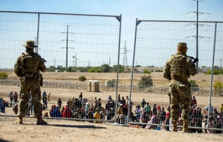 Trump ha prometido iniciar las deportaciones “el día uno o muy pronto después” de que arranque su presidencia el 20 de enero, pero hasta la fecha no ha ofrecido detalles sobre cómo obtendrá los fondos. Foto Ap / archivo