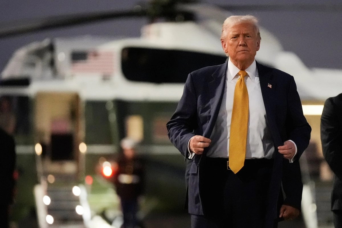 El presidente de EU, Donald Trump, llega al aeropuerto de Haneda antes de cambiar su viaje al Marine One en Tokio, Japón, este lunes 27 de octubre de 2025, luego de su visita a la cumbre de la ASEAN en Malasia. 
