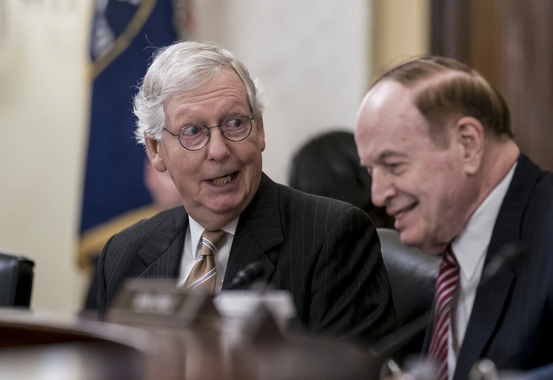 Mitch McConnell(izq.), líder de la minoría demócrata del Senado, durante una de las sesiones del comité especial encargado de investigar el asalto al Capitolio de EU el 6 de enero de 2021. Foto Ap.