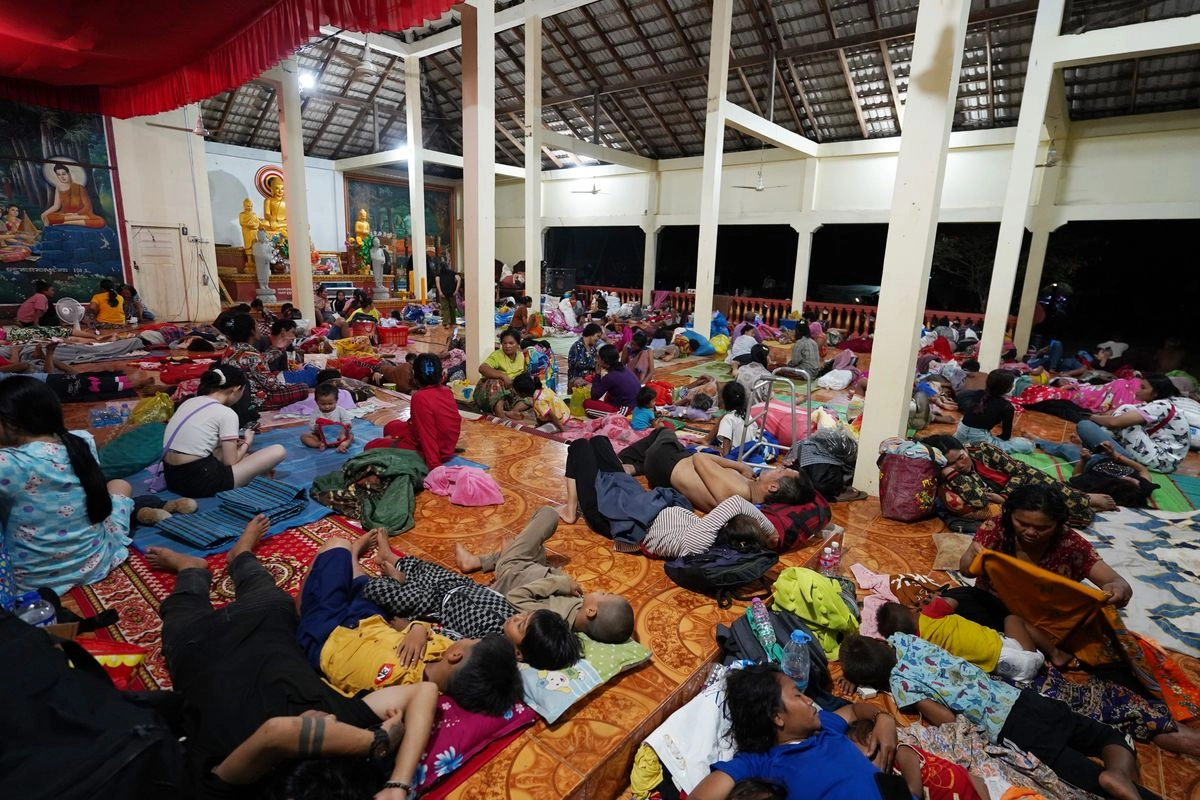 Camboyanos se encuentran en un refugio, en Oddar Meanchey, por lo enfrentamientos militares en la frontera entre Tailandia y Camboya.