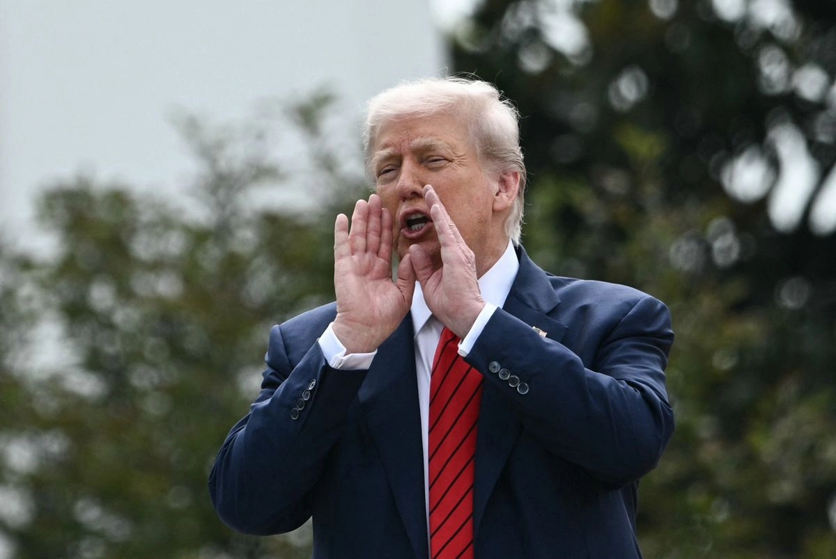 El presidente de Estados Unidos, Donald Trump, habla con la prensa desde una azotea mientras observa los terrenos de la Casa Blanca en Washington, D.C., el 5 de agosto de 2025.
