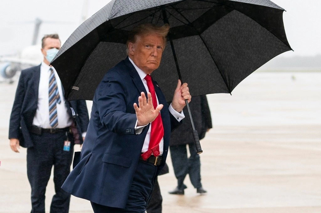 El presidente Donald Trump aborda el Air Force One para un mitin de campaña en Florida. Foto Ap