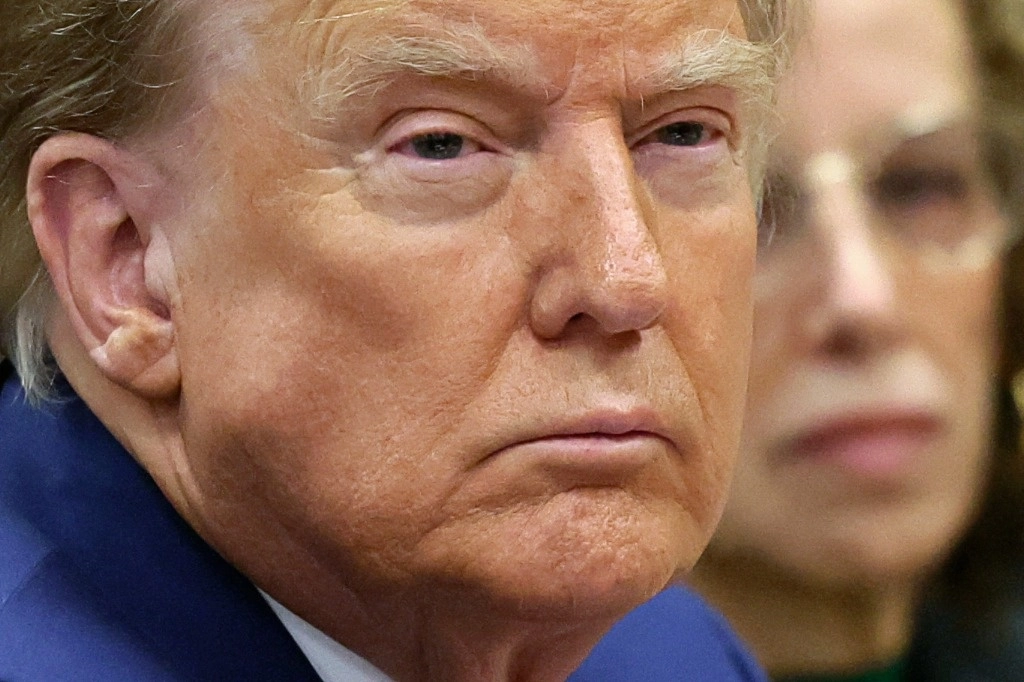 Donald Trump enfrenta una fecha límite este lunes para pagar una fianza para cubrir una sentencia de 454 millones de dólares en un juicio civil. Foto Afp 