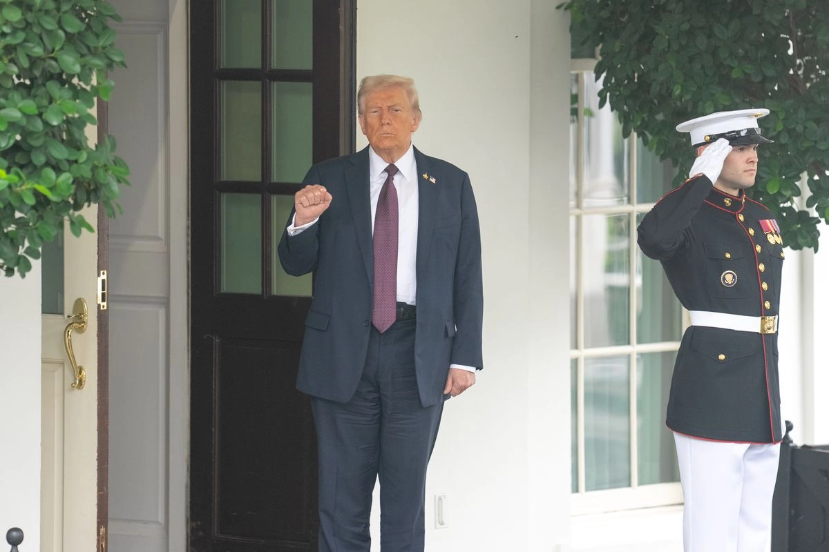 El presidente de Estados Unidos, Donald Trump, realiza un gesto con el puño en la Casa Blanca, en Washington, D.C., el 29 de septiembre de 2025. Foto 