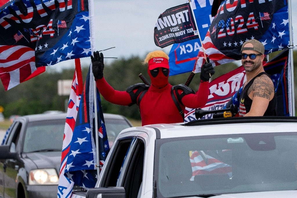 Partidarios de Donald Trump celebraron un desfile de la victoria el domingo en Palm Beach, Florida. En la imagen, un asistente con el disfraz del personaje de cómic 'Deadpool'. Foto Ap