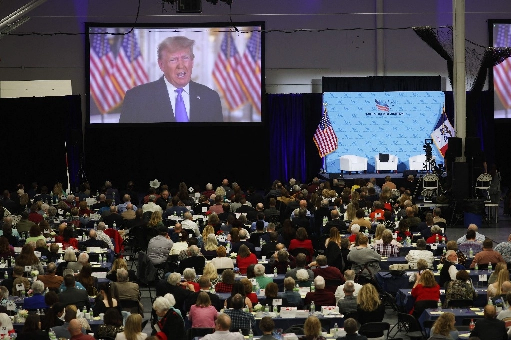El ex presidente Donald Trump habla con los invitados a través de un enlace de video en el lanzamiento de primavera de la Iowa Faith & Freedom Coalition. Foto Afp