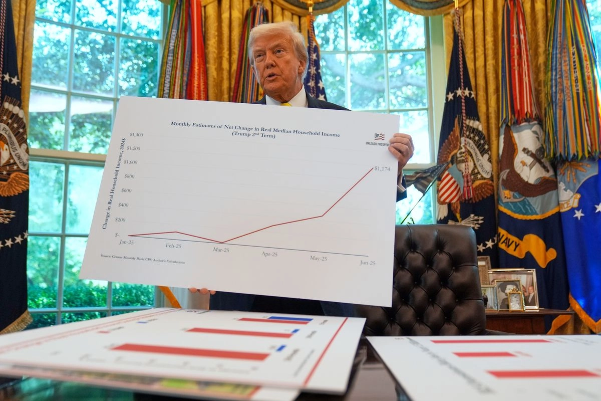 El presidente Donald Trump sostiene una gráfica mientras habla sobre la economía en la Oficina Oval de la Casa Blanca, el jueves 7 de agosto de 2025, en Washington. Foto