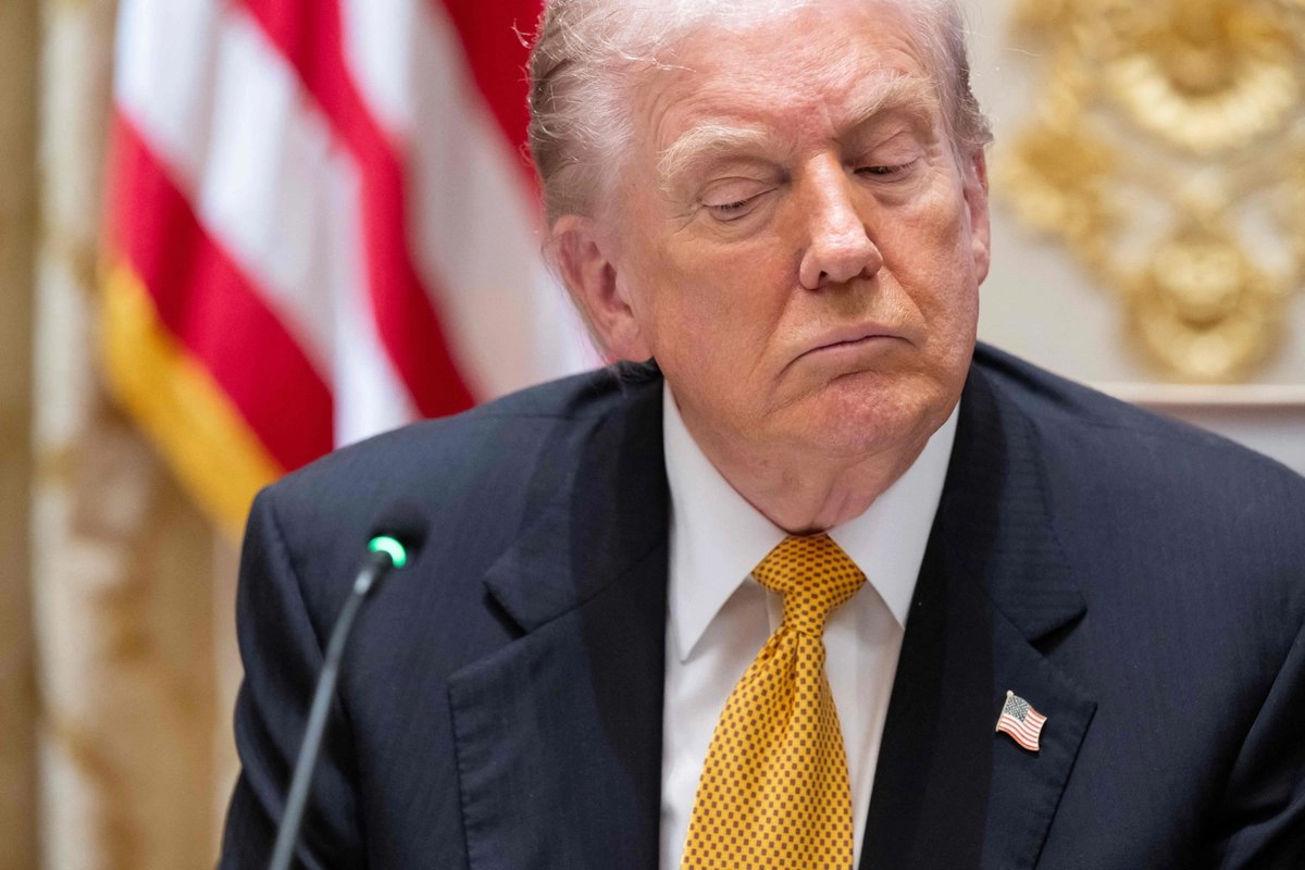 Donald Trump gesticulando en conferencia con medios. Foto