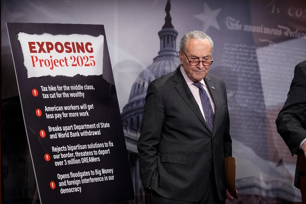 El líder demócrata del Senado, Chuck Schumer, advirtió de una posible violación de la ley en declaraciones en el pleno del Senado el sábado, calificando los despidos como "una purga escalofriante" y un anticipo de lo que dijo que era un "enfoque sin ley" por parte de la administración Trump. Foto Ap