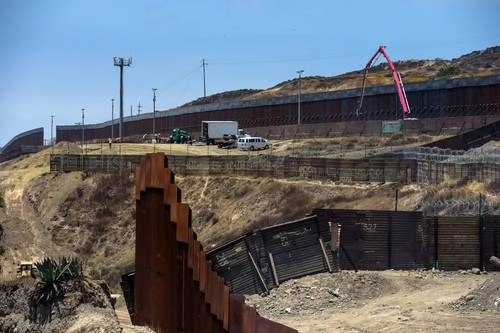 Donald Trump informó que se ha erigido 411 kilómetros del muro fronterizo entre México y EU. Foto Ap 