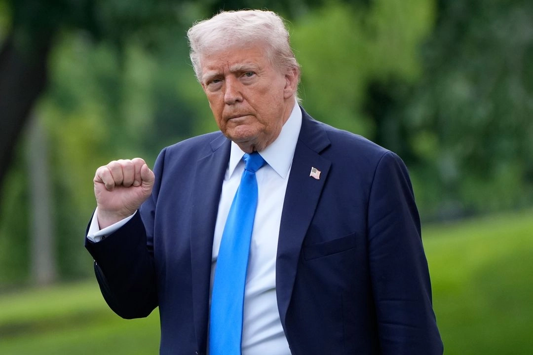 El presidente Donald Trump hace un gesto al salir del Despacho Oval para partir en el Marine One desde el Jardín Sur de la Casa Blanca, en Washington, el 1° de mayo de 2025. Foto 
