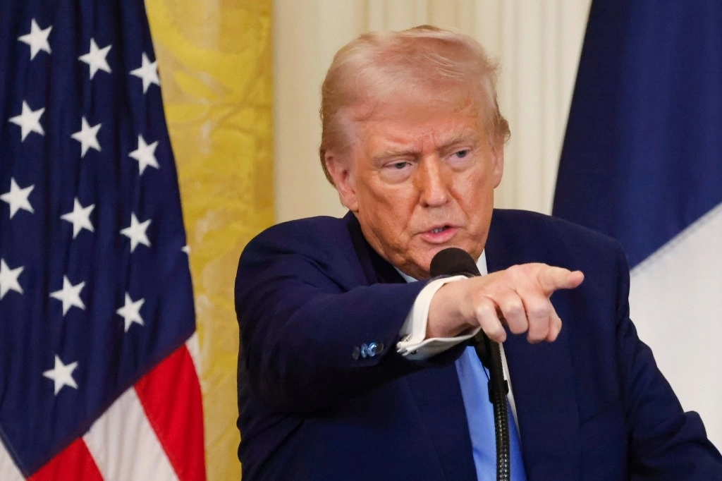 El presidente Donald Trump habla durante una conferencia de prensa conjunta con el presidente de Francia, Emmanuel Macron, en la Sala Este de la Casa Blanca en Washington, el 24 de febrero de 2025. Foto Ap