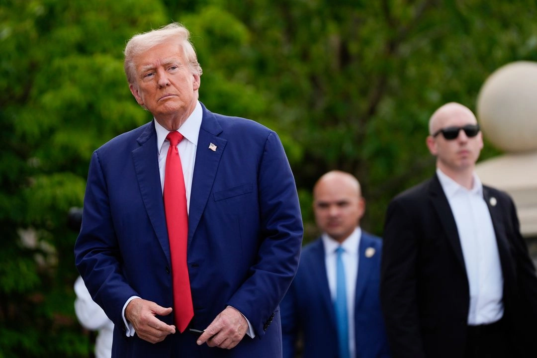 El presidente Donald Trump camina después de una conferencia de prensa en el Trump National Golf Club, el 15 de agosto de 2024, en Bedminster, Nueva Jersey. Foto 