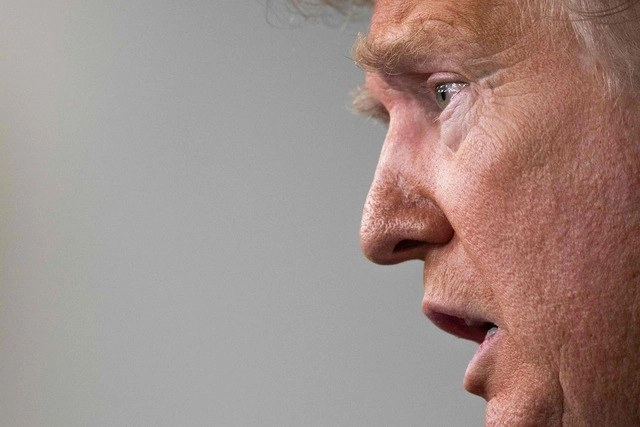 Donald Trump dijo que es él quien debe decidir cuándo se reabrirá la economía del país, y no los gobernadores estatales. Foto Afp 