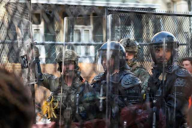 Unidades de la policía especial reforzaron la seguridad de la Casa Blanca, ante las protestas de los últimos días. Foto Afp 