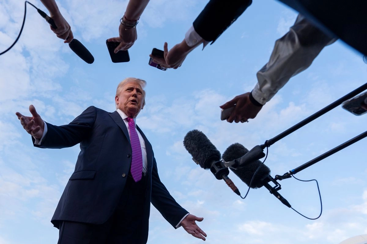 El presidente Donald Trump habla con periodistas antes de partir en el Air Force One en el aeropuerto de Morristown, el domingo 14 de septiembre de 2025, en Morristown, Nueva Jersey. Foto 