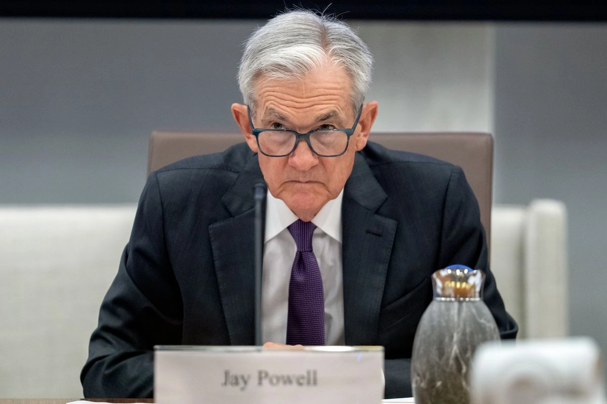 El presidente de la Reserva Federal, Jerome Powell, escucha durante una reunión abierta de la Junta de Gobernadores de la Fed, el 25 de junio de 2025 en Washington. Foto
