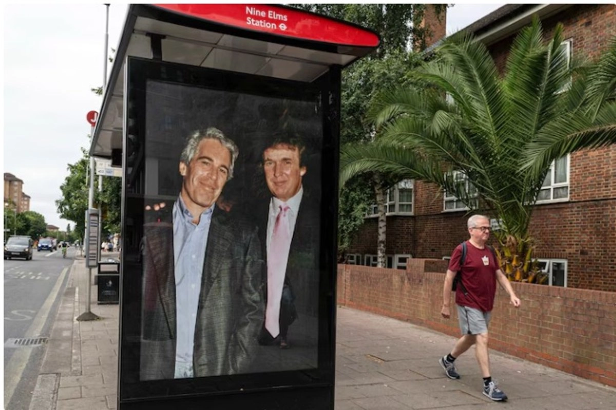Activistas colocaron un cartel que muestra al presidente Donald Trump y a Jeffrey Epstein cerca de la embajada de Estados Unidos en Londres.
