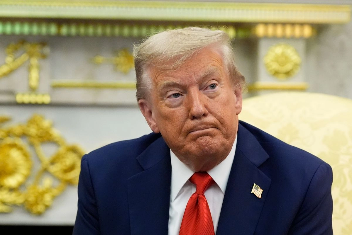 El presidente Donald Trump escucha durante una reunión con el presidente surcoreano, Lee Jae Myung, en la Oficina Oval de la Casa Blanca, el lunes 25 de agosto de 2025, en Washington. Foto