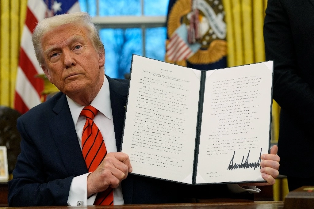 El presidente de Estados Unidos, Donald Trump, muestra una orden ejecutiva relacionada con la Ley de Prácticas de Corrupción en el Extranjero, la cual firmó ayer en la Oficina Oval de la Casa Blanca. Foto Ap