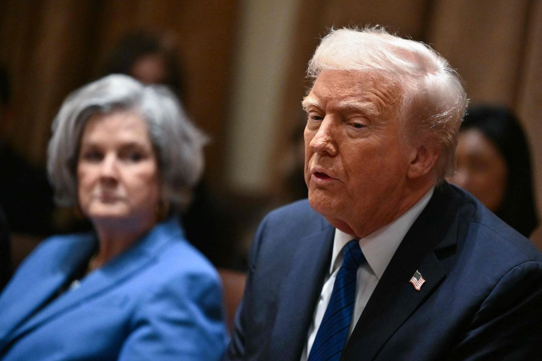 El presidente de Estados Unidos, Donald Trump, se reúne con embajadores estadounidenses en la Sala del Gabinete de la Casa Blanca en Washington, D.C., el 25 de marzo de 2025. Foto