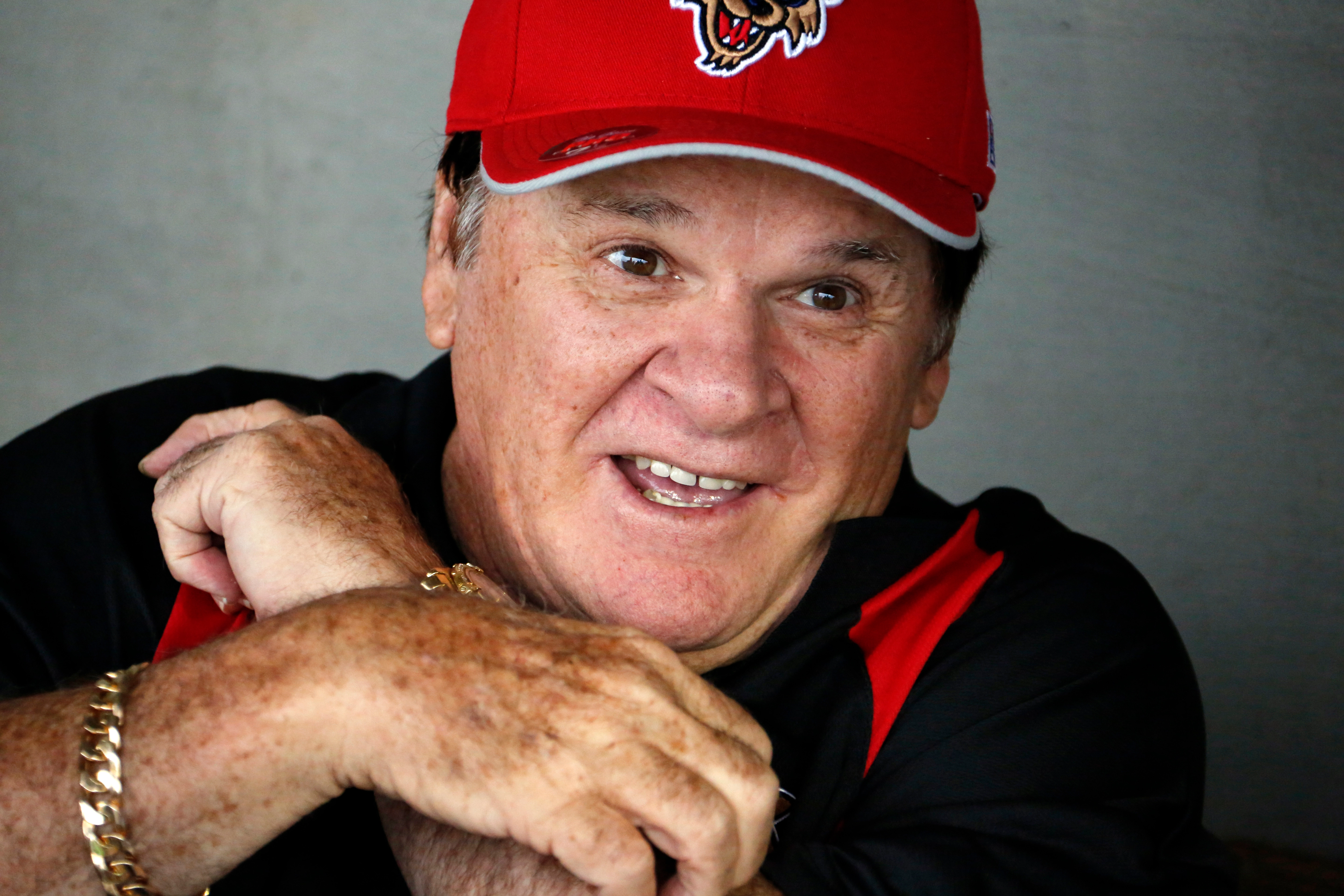 Pete Rose se sienta en el dugout de Washington Wild Things antes de un partido de béisbol de la Frontier League contra los Lake Erie Crushers en Washington, Pensilvania, el martes 30 de junio de 2015.  Foto