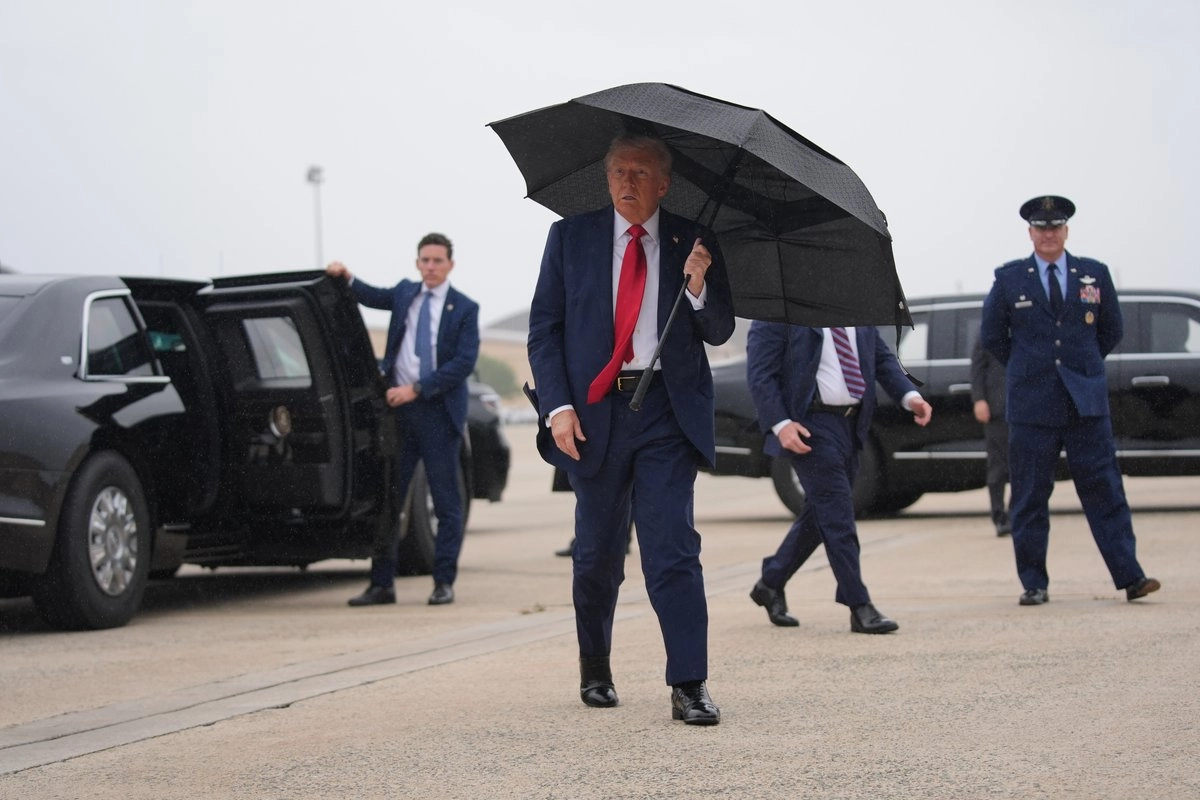 El presidente Donald Trump se acerca a los periodistas antes de abordar el Air Force One, para iniciar su viaje hacia Israel y Egipto, el 12 de octubre de 2025.