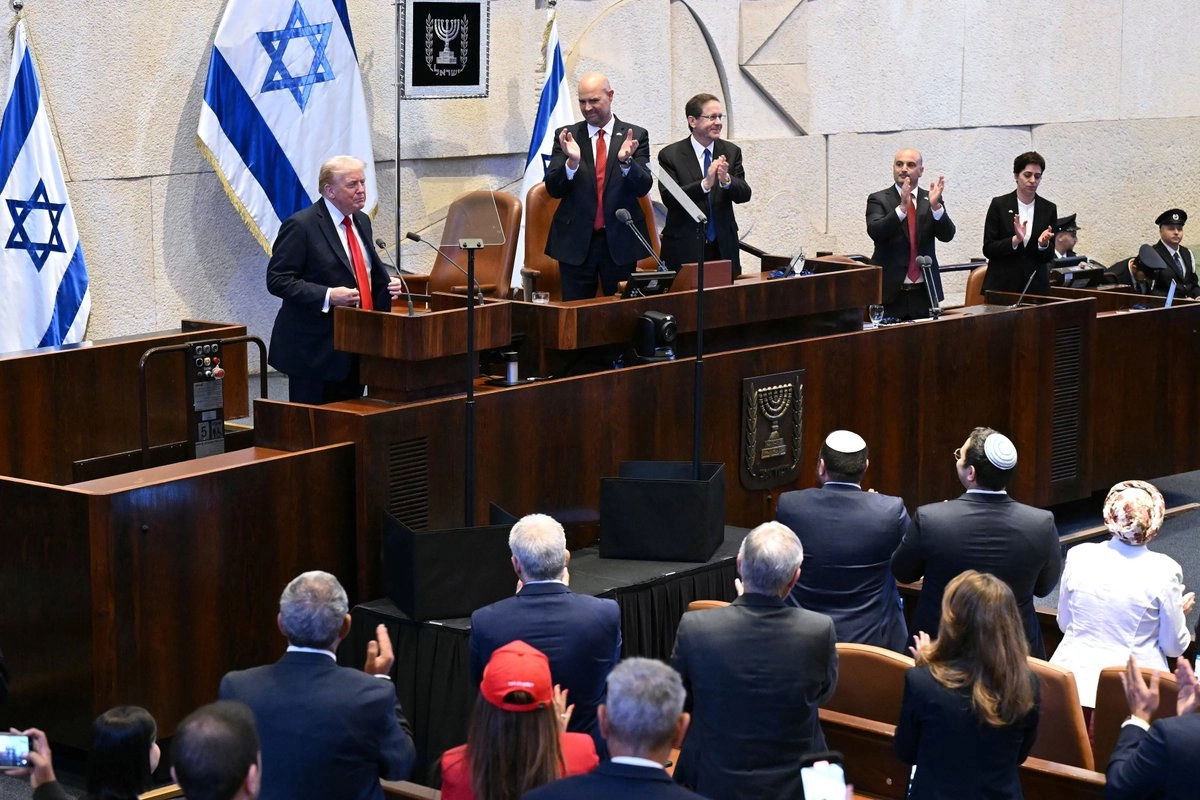 El presidente Donald Trump se dirige a la Knesset (el parlamento israelí), ante la mirada de Amir Ohana, presidente de la Knesset , y del presidente israelí Isaac Herzog, el lunes 13 de octubre de 2025 en Jerusalén. Foto 