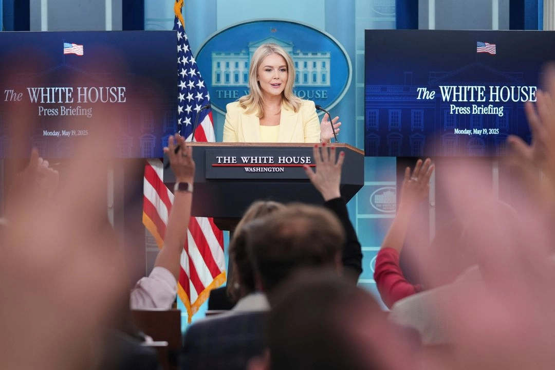 La secretaria de prensa de la Casa Blanca, Karoline Leavitt, habla durante una sesión informativa en la Casa Blanca, en Washington, el 19 de mayo de 2025.