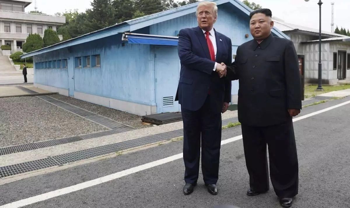 El presidente de EU, Donald Trump (c,izq) junto con el líder de Corea del Norte, Kim Jong-Un (der) en imagen de archivo. Foto 