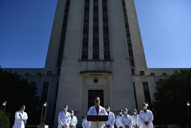 Médicos dan un reporte sobre el estado de salud del presidente Donald Trump en el Centro Médico Militar Nacional Walter Reed, en Bethesda, Maryland. Foto Afp