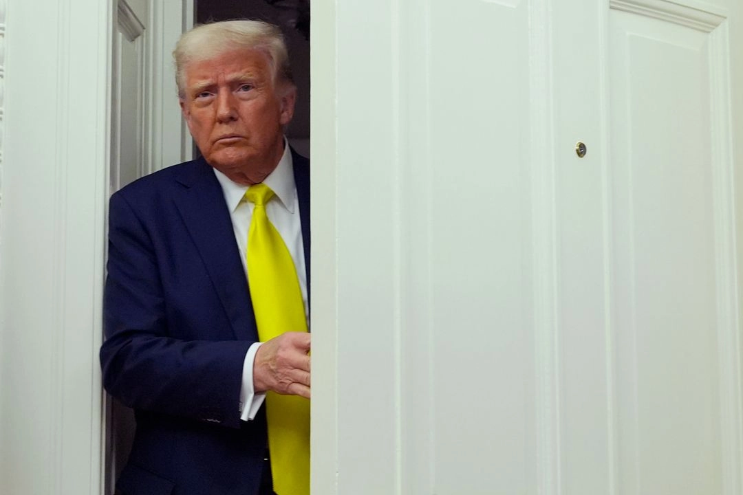 El presidente Donald Trump llega a la ceremonia de juramentación del Dr. Mehmet Oz como administrador de los Centros de Servicios de Medicare y Medicaid, en la Oficina Oval de la Casa Blanca, el viernes 18 de abril de 2025, en Washington.  Foto