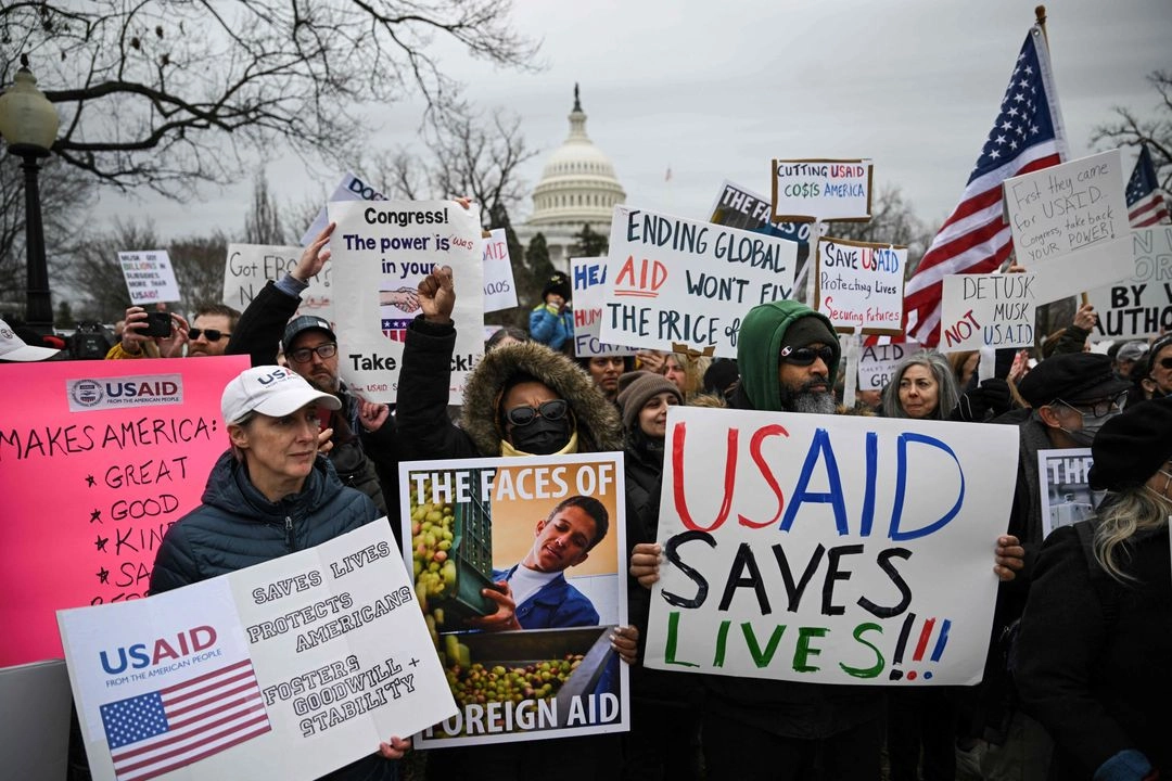 Protesta contra la decisión del gobierno del presidente Donald Trump de cerrar la Usaid, en Washington DC, el 5 de febrero de 2025. Foto 